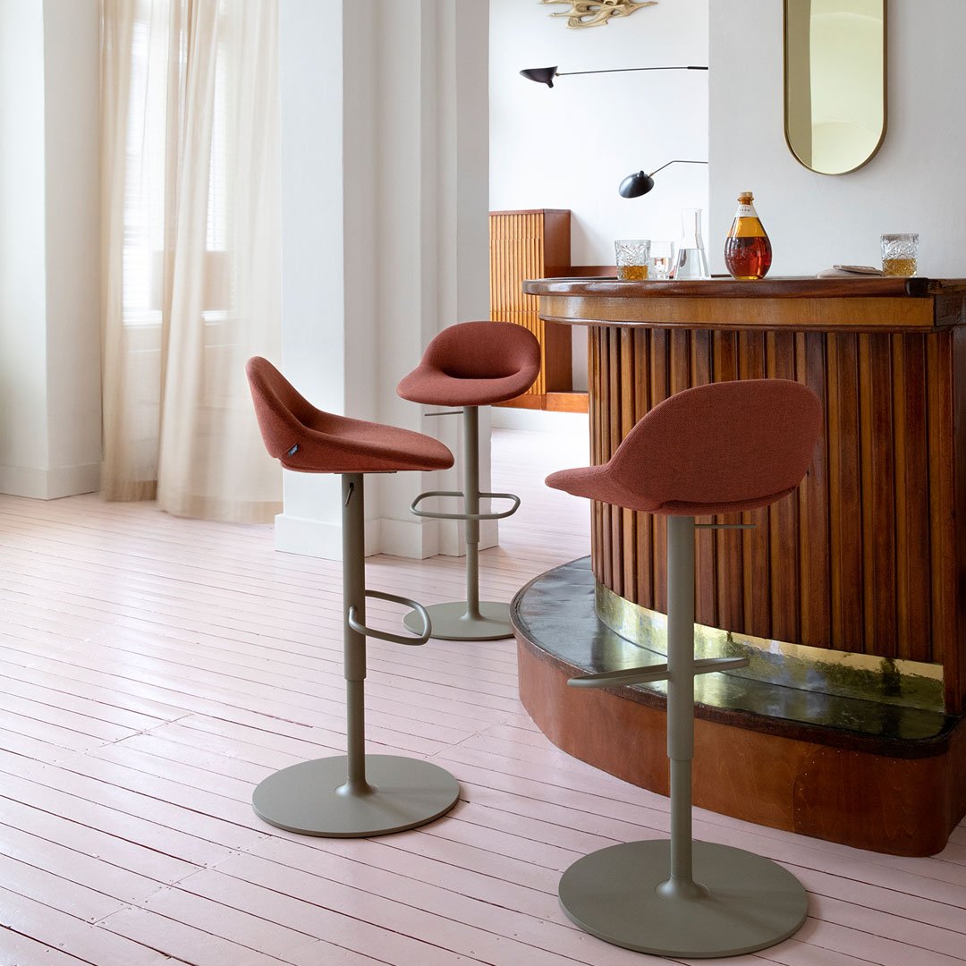 Beso Barstool - Disc Base - Swivel w/ Return