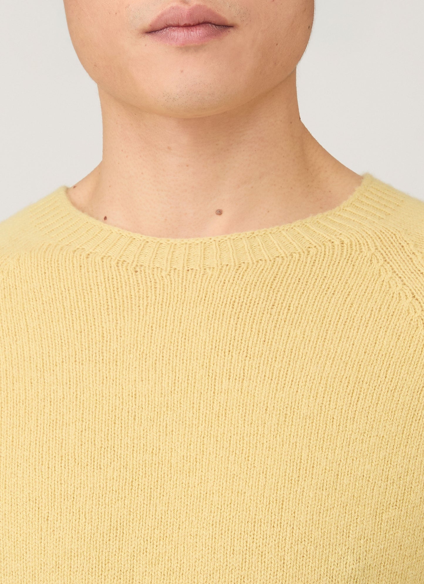 Mens Lambswool Crew Neck Jumper In Dusty Yellow Mjum8066 Ylbf